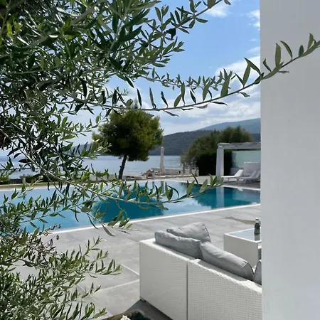 Elia Waterfront Suites&pool