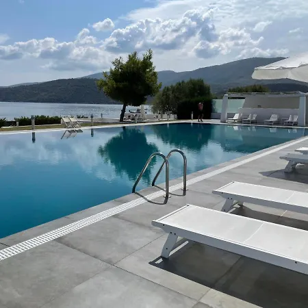 Elia Waterfront Suites&pool Affittacamere *