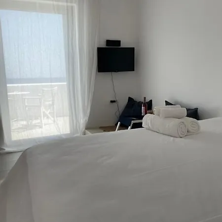 Affittacamere Elia Waterfront Suites&pool *